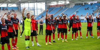 Vierter Sieg in Folge! Der FC Rot-Weiß Erfurt gewinnt das Aufsteiger-Duell beim Greifswalder FC mit 2:0. 