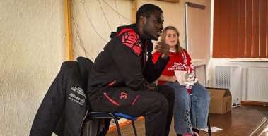Löcher in den Bauch gefragt: Njike Nana zu Gast in der Grundschule 3