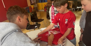 Wenn der Rot-Weiß-Kapitän noch einmal in die Schule geht