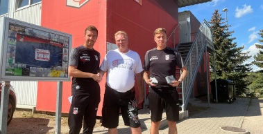 Förderverein Fußballherz FC Rot-Weiß Erfurt e.V. übergibt Trainingsmaterialien